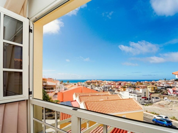 Imagen 1 de ¡Encantador dúplex modernizado! Propiedad de 3 dormitorios con impresionantes vistas y amplias zonas