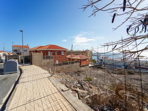 Imagen 2 de Terreno único en Arguineguín – 695 m² con gran potencial y vistas increíbles al mar