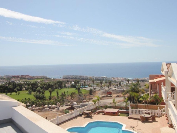 Imagen 3 de Majestuosa villa de lujo en La Caleta con vistas al mar