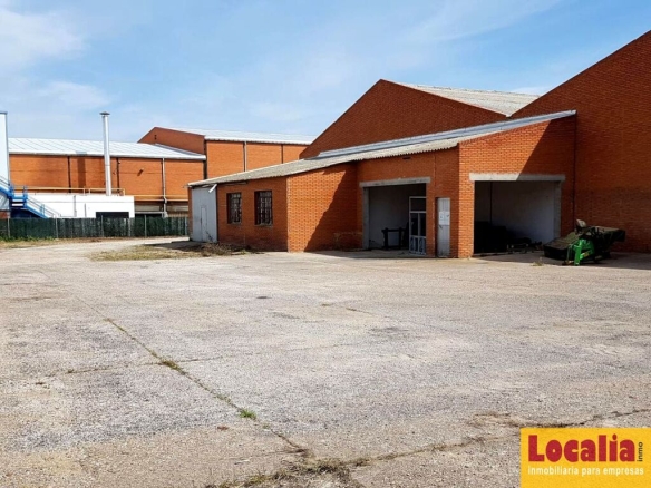 Imagen 1 de Extensa nave con campa de 8 mil metros