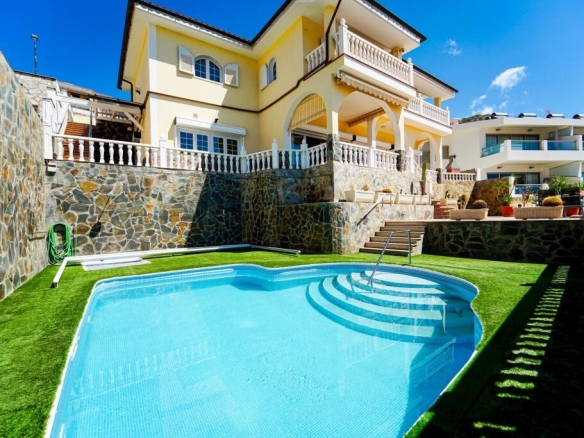 Imagen 2 de ¡Elegante villa con vistas al mar! 4 dormitorios y amplias zonas exteriores en Loma II – Arguineguín
