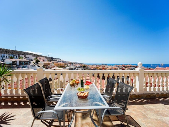 Imagen 4 de ¡Elegante villa con vistas al mar! 4 dormitorios y amplias zonas exteriores en Loma II – Arguineguín