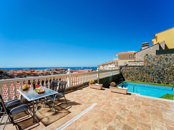 Imagen 1 de ¡Elegante villa con vistas al mar! 4 dormitorios y amplias zonas exteriores en Loma II – Arguineguín