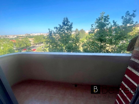 Imagen 4 de AMPLIA VIVIENDA EXTERIOR EN URBANIZACIÓN CON PISCINA (CÁCERES).