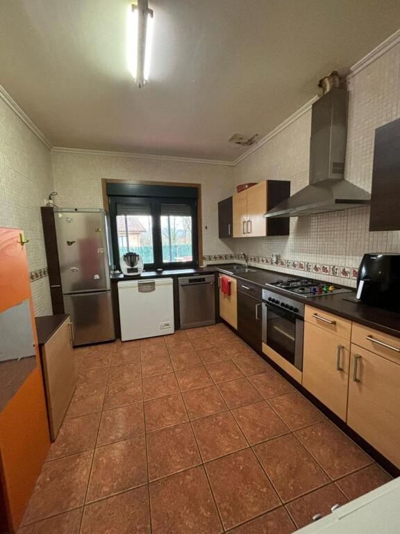 Imagen 4 de SE VENDE CASA PAREADA DE PLANTA BAJA EN SU TOTALIDAD EN AREAS - PONTEAREAS