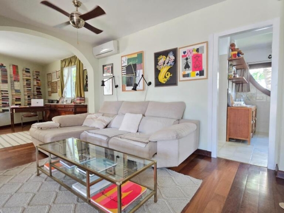 piscina comunitaria y solárium en altos del Rodeo. Marbella