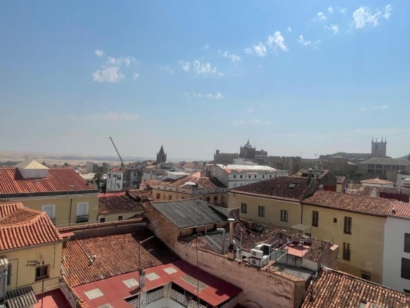 Imagen 2 de PISO CON VISTAS EN LA PLAZA DE LA CONCEPCIÓN DE CÁCERES