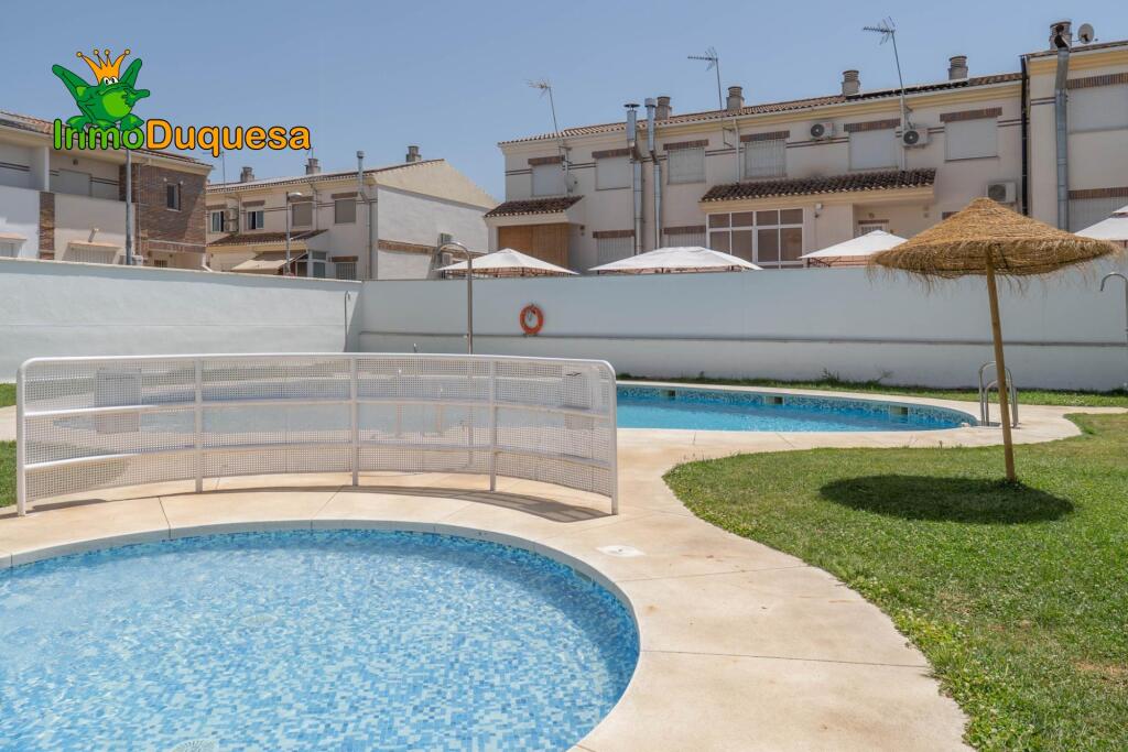 Imagen 2 de Casa Adosado con mejoras y Patio de 35m² (Piscina Comunitaria).
