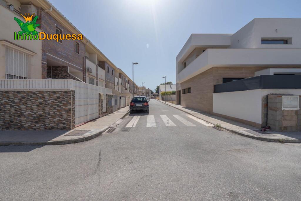 Imagen 3 de Casa Adosado con mejoras y Patio de 35m² (Piscina Comunitaria).