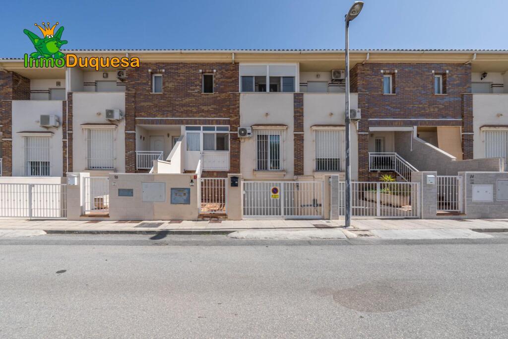 Imagen 4 de Casa Adosado con mejoras y Patio de 35m² (Piscina Comunitaria).