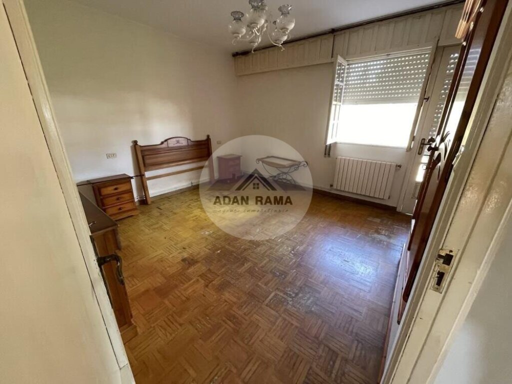 de 169m2 con 3 dormitorios y 1 baño con plaza de garaje