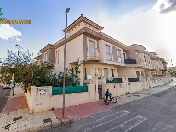 Imagen 3 de Conjunto residencial de 21 casas adosadas terminadas (OKUPADAS).