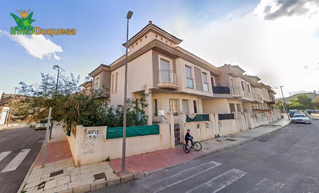 Imagen 3 de Conjunto residencial de 21 casas adosadas terminadas (OKUPADAS).