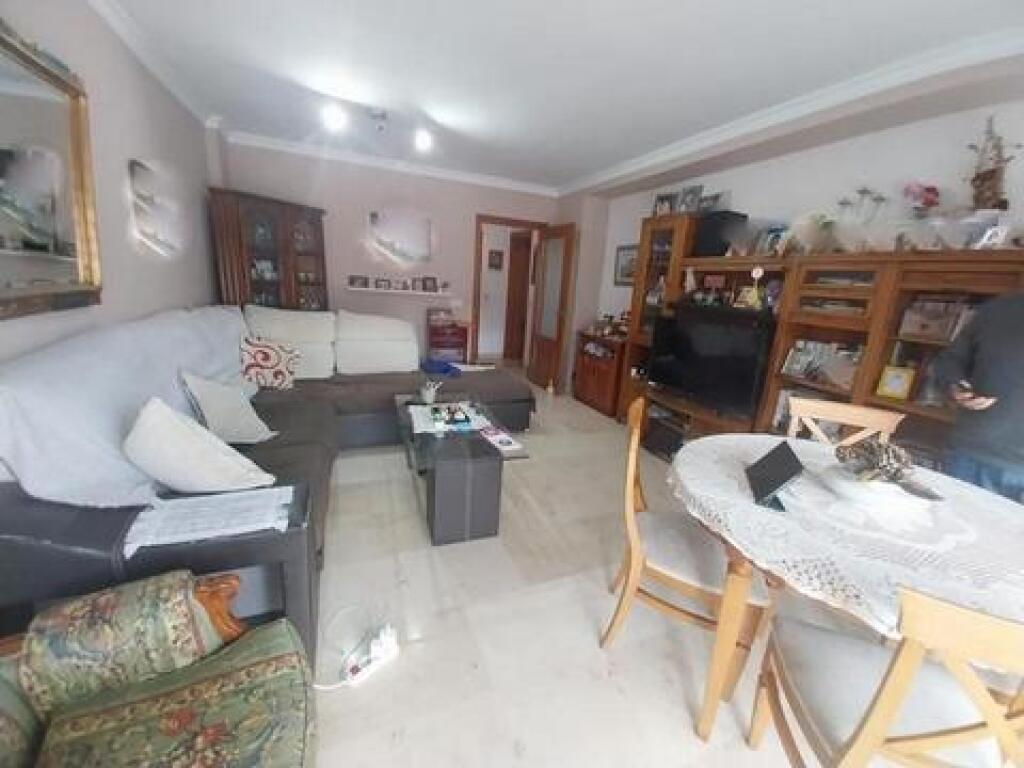 Imagen 2 de ESTUPENDO PISO DE 4 DORMITORIOS EN CENTRO DE ESTEPONA.