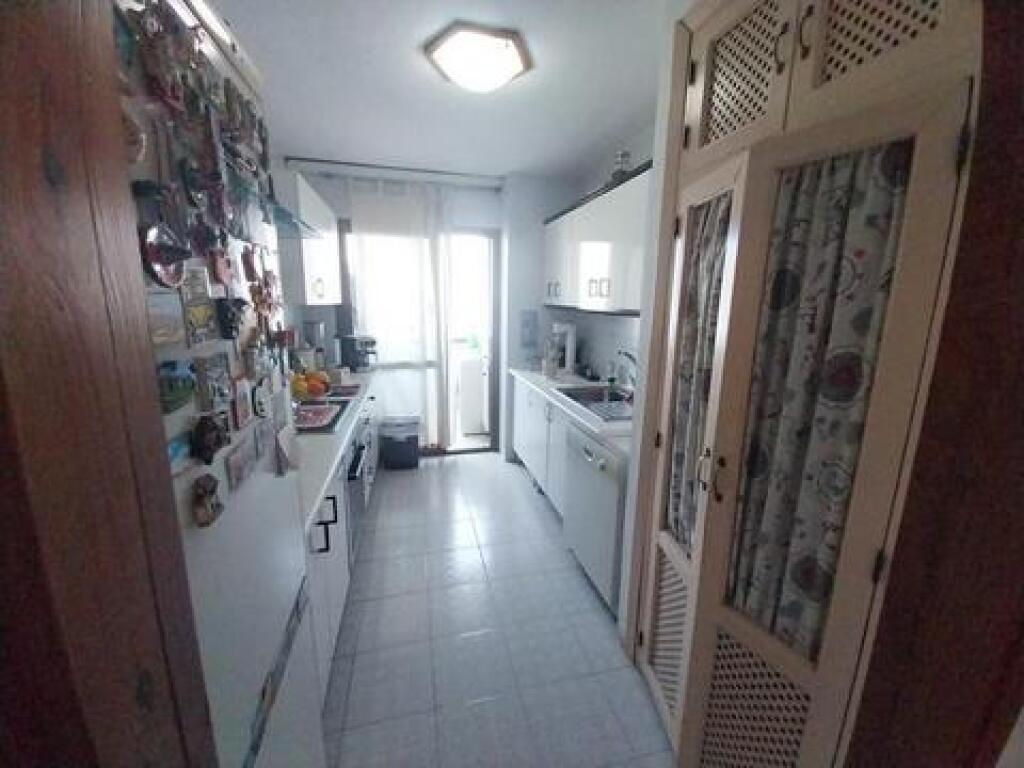 Imagen 3 de ESTUPENDO PISO DE 4 DORMITORIOS EN CENTRO DE ESTEPONA.