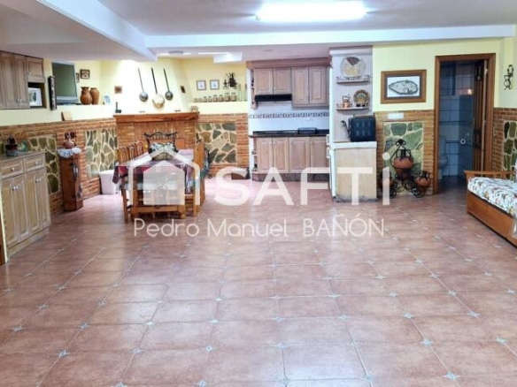 Imagen 3 de IMPRESIONANTE CASA A LA VENTA EN VILLENA DE 455M² SIN COMISION.