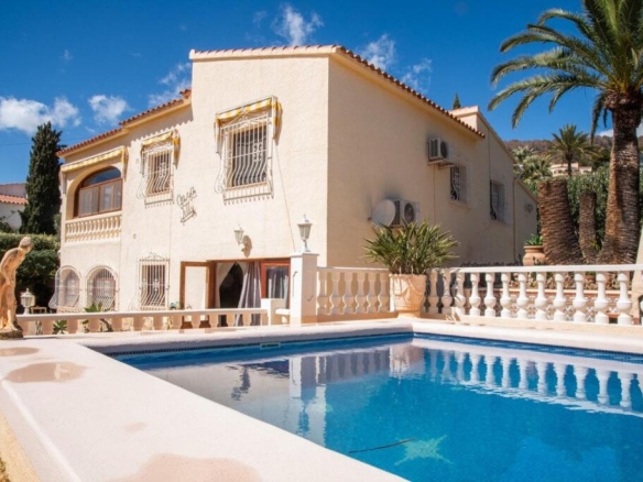 Imagen 2 de Villa con piscina y jardin precioso