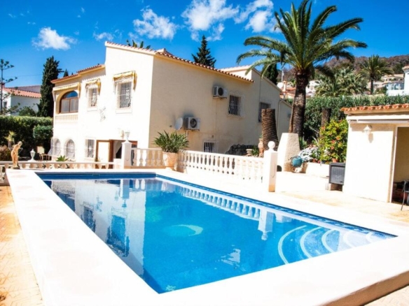 Imagen 1 de Villa con piscina y jardin precioso