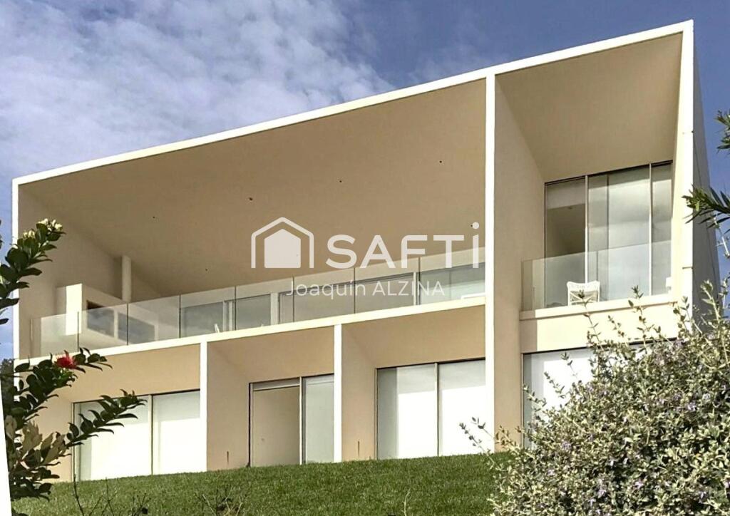 Imagen 2 de Magnífico chalet con vistas despejadas y jardín