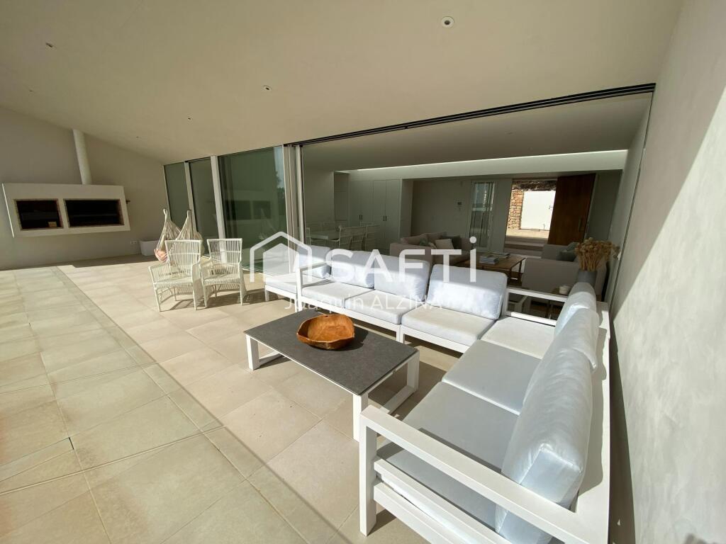 Imagen 3 de Magnífico chalet con vistas despejadas y jardín
