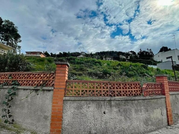 Imagen 2 de Terreno ideal para vivir y crecer en Canyelles.