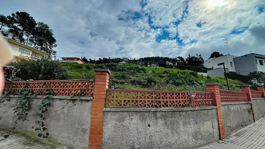 Imagen 2 de Terreno ideal para vivir y crecer en Canyelles.