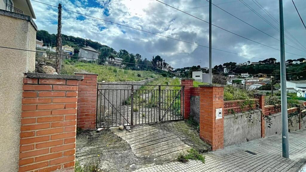 Imagen 3 de Terreno ideal para vivir y crecer en Canyelles.