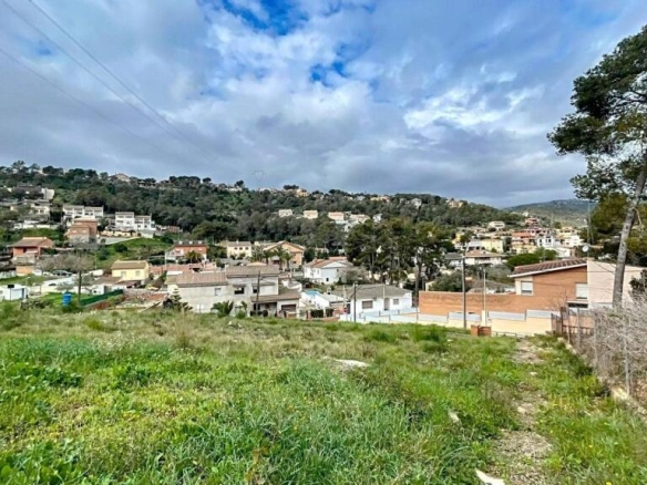 Imagen 4 de Terreno ideal para vivir y crecer en Canyelles.