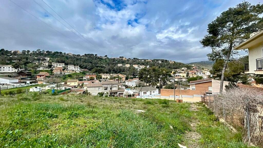Imagen 4 de Terreno ideal para vivir y crecer en Canyelles.