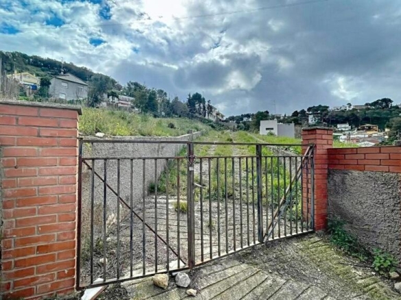 Imagen 1 de Terreno ideal para vivir y crecer en Canyelles.