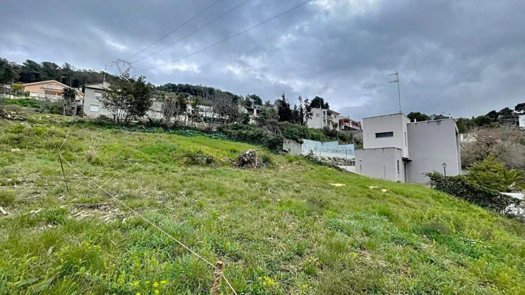 Imagen 2 de 640 mts Terreno en el corazón de Canyelles Barcelona