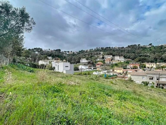 Imagen 3 de 640 mts Terreno en el corazón de Canyelles Barcelona