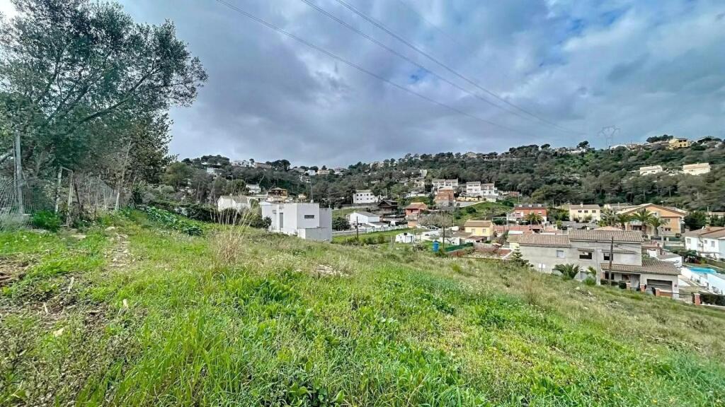 Imagen 3 de 640 mts Terreno en el corazón de Canyelles Barcelona