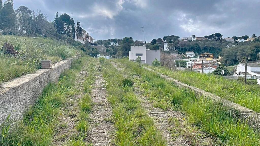 Imagen 4 de 640 mts Terreno en el corazón de Canyelles Barcelona
