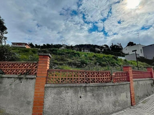 Imagen 1 de 640 mts Terreno en el corazón de Canyelles Barcelona