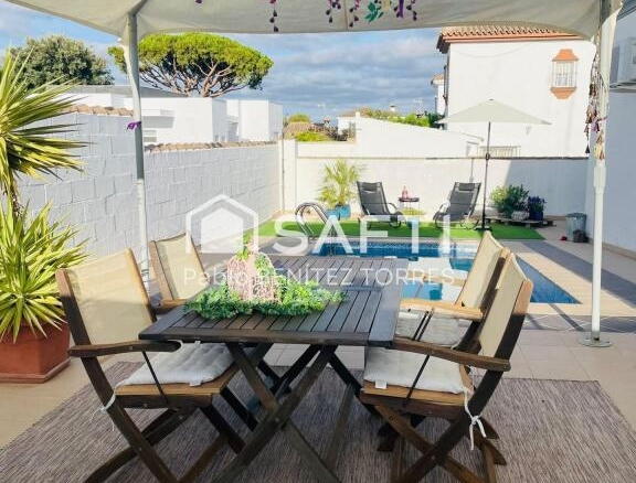 Imagen 2 de "Tu hogar soñado te espera en Chiclana: un chalet urbano lleno de confort y estilo