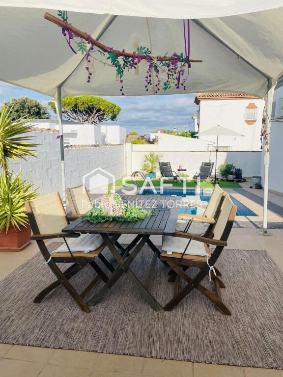 Imagen 2 de "Tu hogar soñado te espera en Chiclana: un chalet urbano lleno de confort y estilo