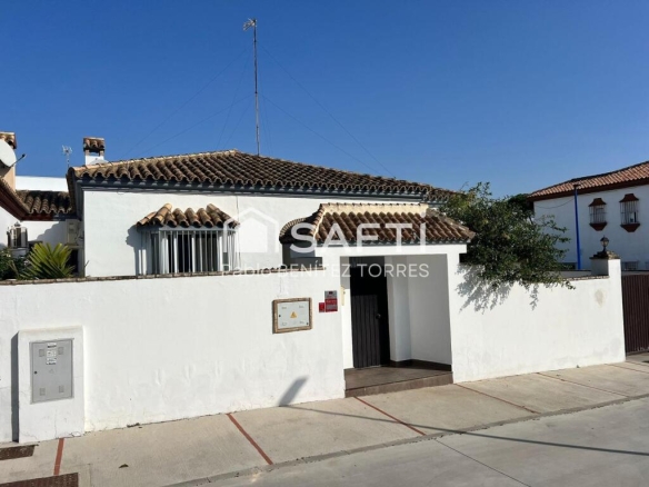 Imagen 1 de "Tu hogar soñado te espera en Chiclana: un chalet urbano lleno de confort y estilo