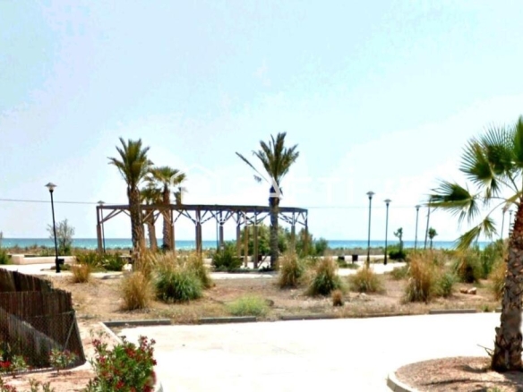 Imagen 1 de Solar urbano esquinero en segunda línea de playa