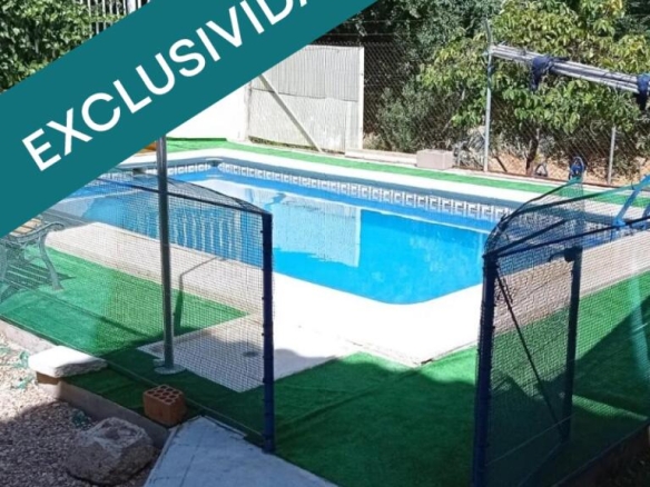 Imagen 1 de "Perfecta para familias que buscan calidad de vida."   Déjame que te cuente....te presentamos este extraordinario chalet con piscina de obra