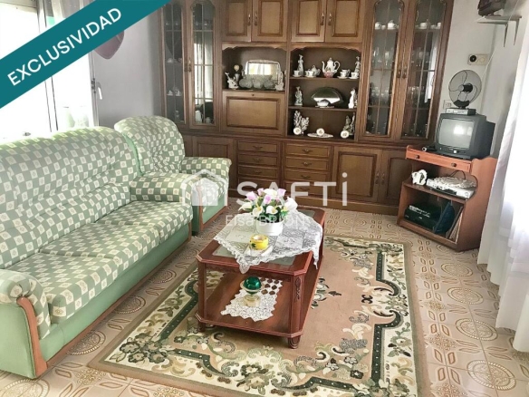 Imagen 2 de Amplia casa en con terraza cubierta