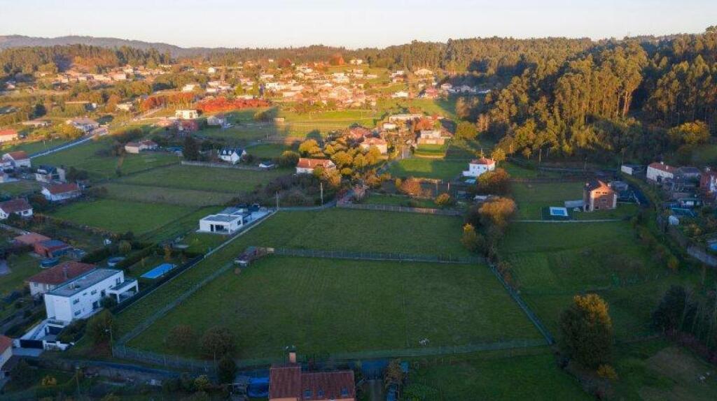 a  5 minutos de Santiago de Compostela para construír la casa que tanto deseas