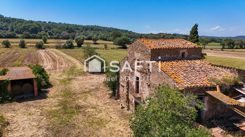 Imagen 2 de Imponente Masía Catalana para Reformar con Terreno y Vistas en Venta en Casavells