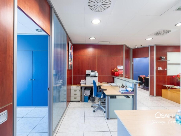 Imagen 2 de Oficinas de 235 m² con terraza y parking en Empuriabrava