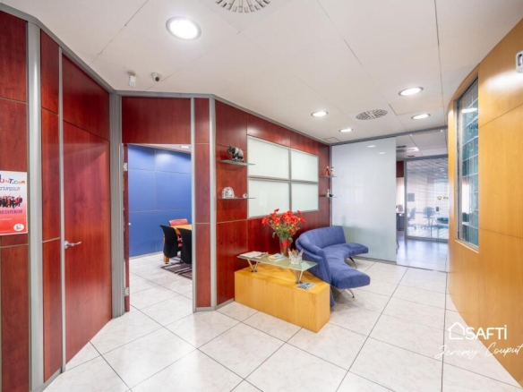 Imagen 3 de Oficinas de 235 m² con terraza y parking en Empuriabrava