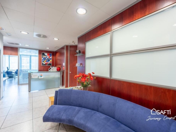 Imagen 4 de Oficinas de 235 m² con terraza y parking en Empuriabrava