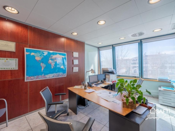 Imagen 1 de Oficinas de 235 m² con terraza y parking en Empuriabrava