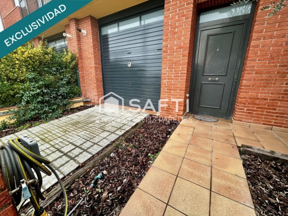 Imagen 4 de Se vende gran chalet con amplia terraza y parquing