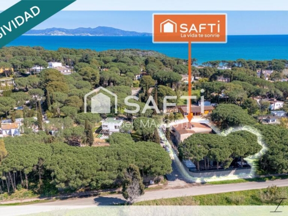 Imagen 1 de Casa Exclusiva a 400 Metros de las Playas de Sant Martí d’Empúries en la Costa Brava.
