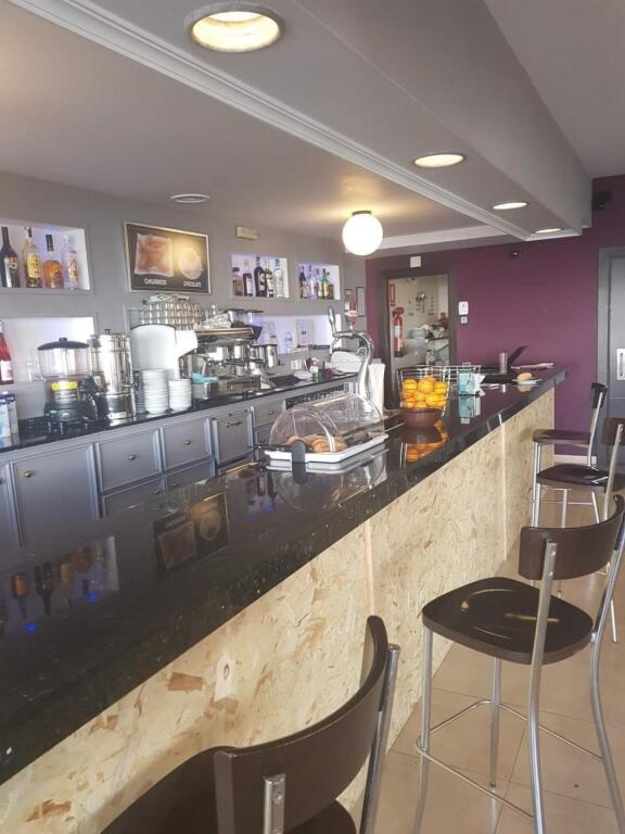 Imagen 3 de En Venta: Local Comercial de 155m² - Centro de Estepona